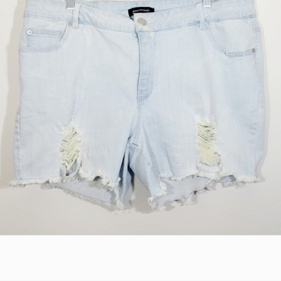 Ashley Stewart Women's Distressed Frayed Hem Light Denim Short Shorts sz 22 - Picture 3 of 7